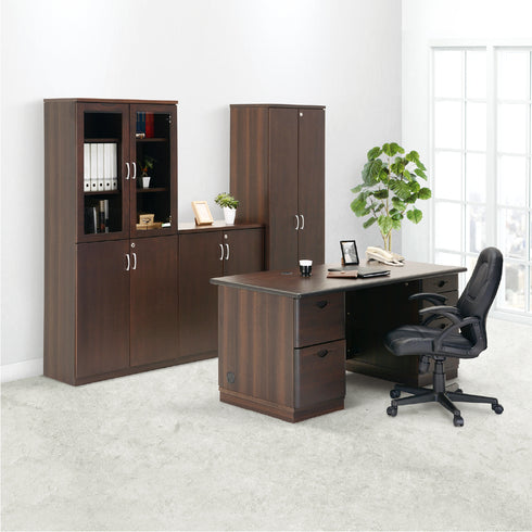 【理想の書斎を、この一台から】
デスクやキャビネットとシリーズで揃えれば、重厚感と機能性を兼ね備えた、統一感のある理想のワークスペースが実現します。